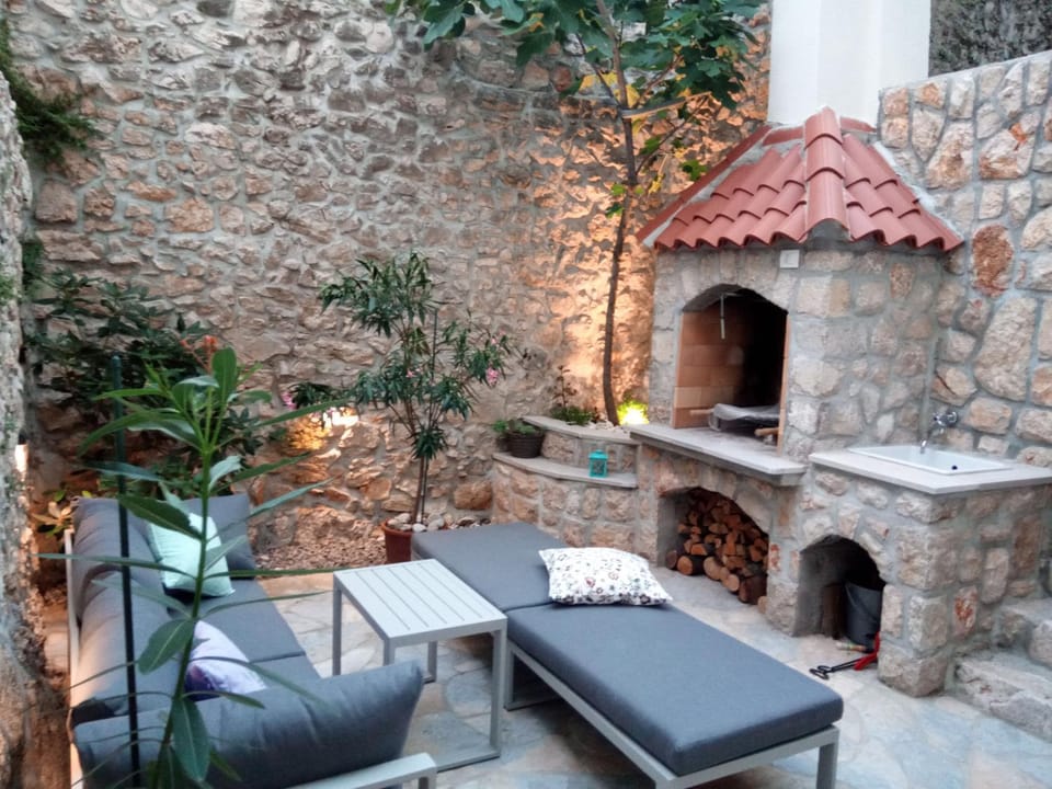 Patio, BBQ facilities