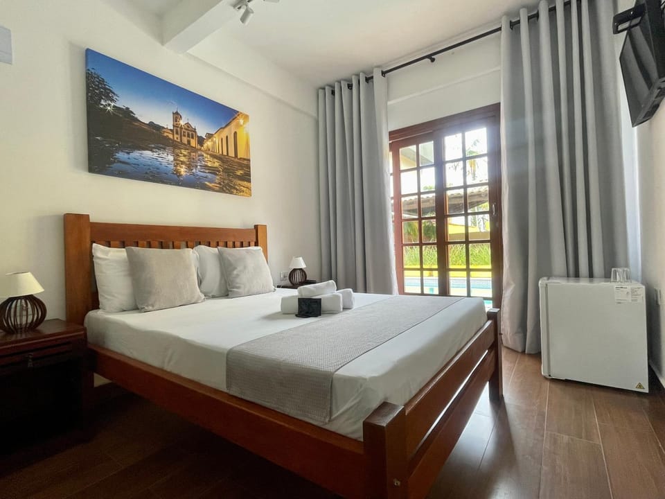 Bed, TV and multimedia, Photo of the whole room, Bedroom