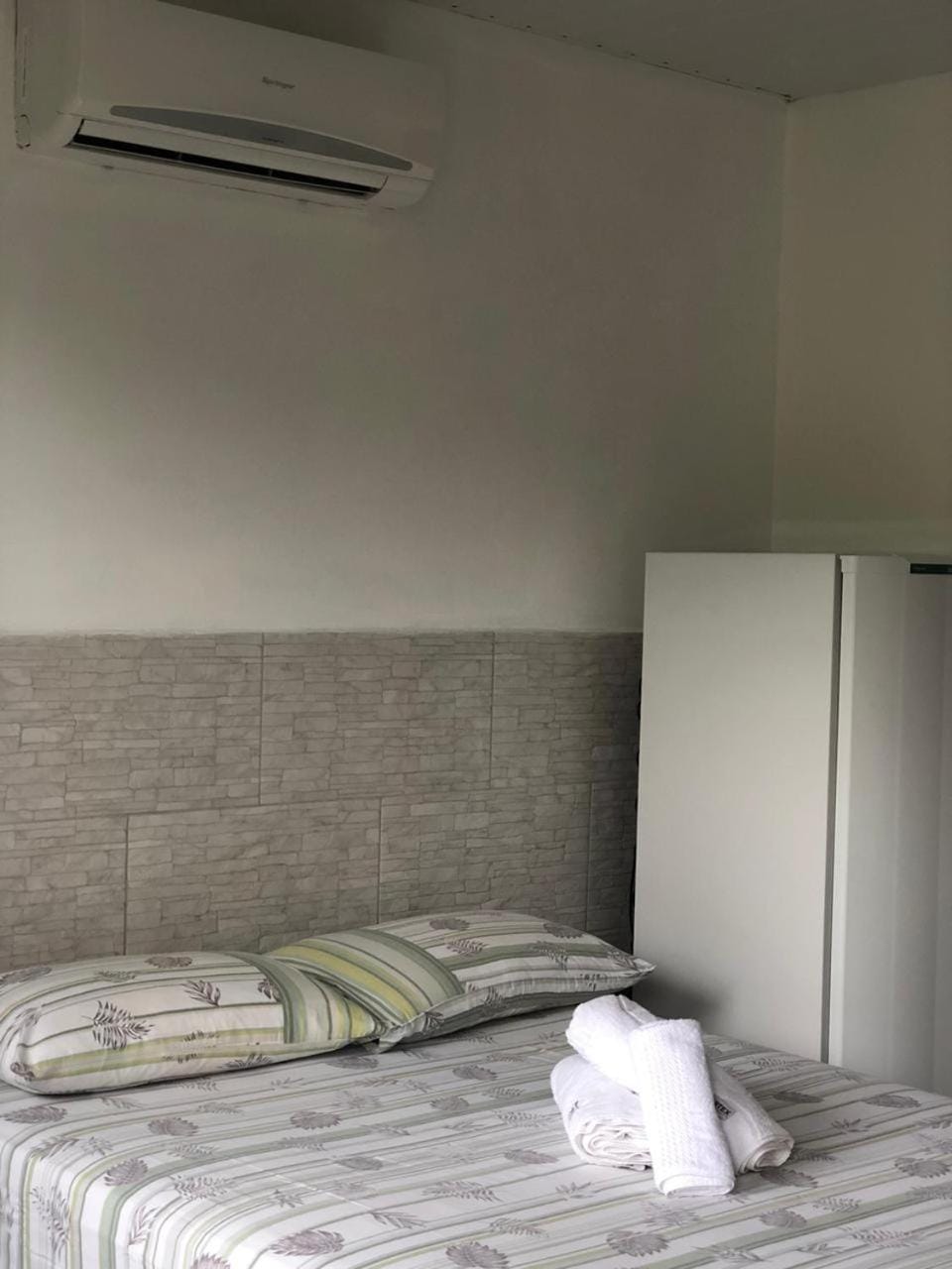 Bed, Photo of the whole room, towels, air conditioner