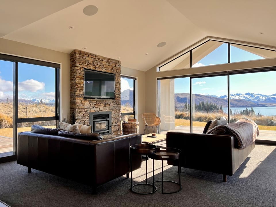 Library, TV and multimedia, Seating area, Lake view, Mountain view, fireplace