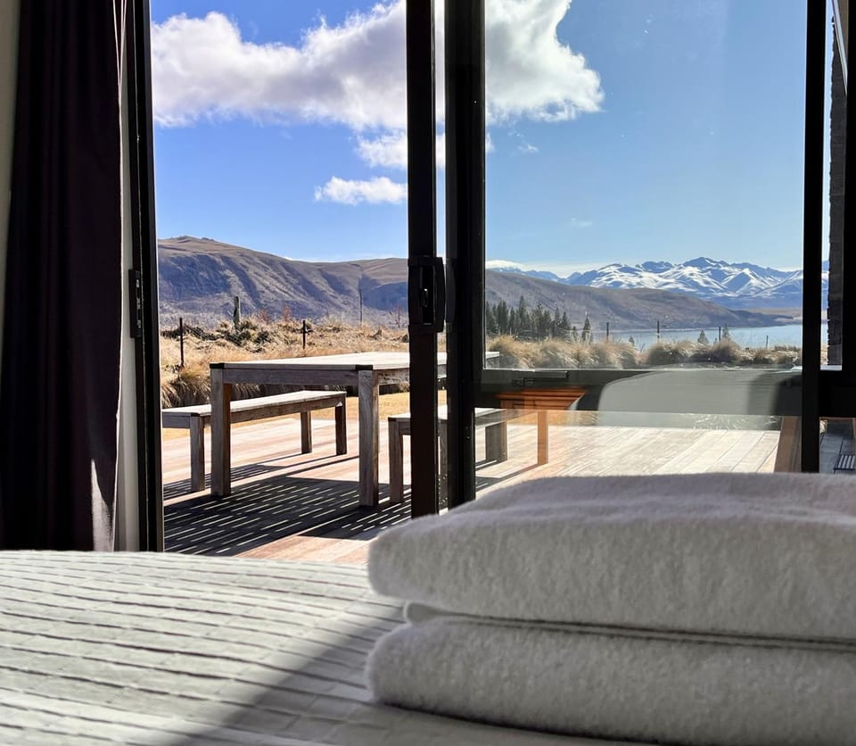 Bedroom, Lake view, Mountain view, towels