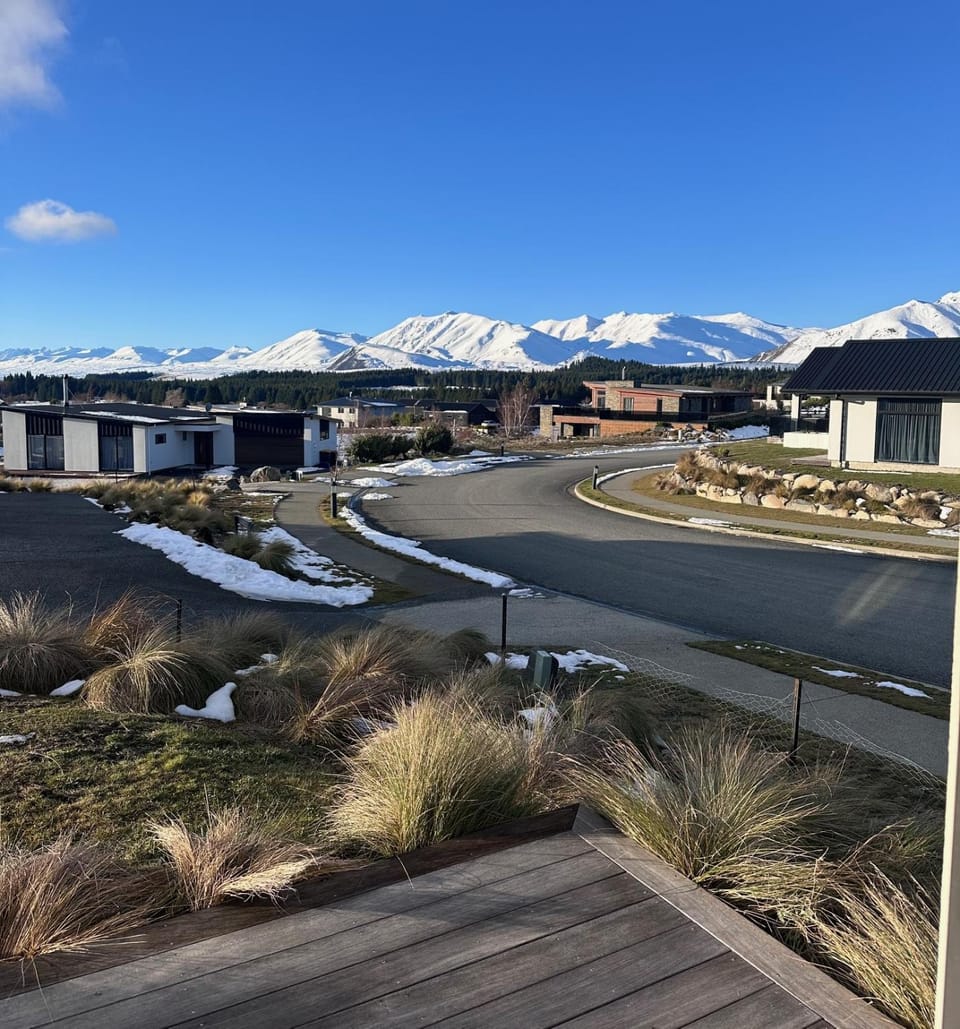 Patio, Day, Neighbourhood, Natural landscape, Winter, Mountain view