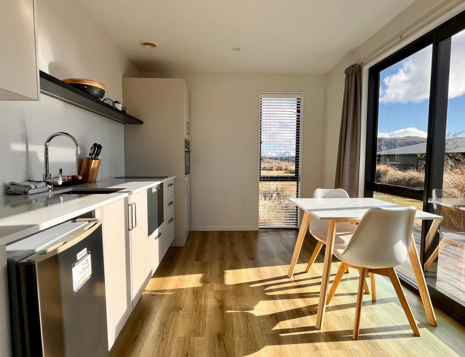Dining area, Mountain view, kitchen