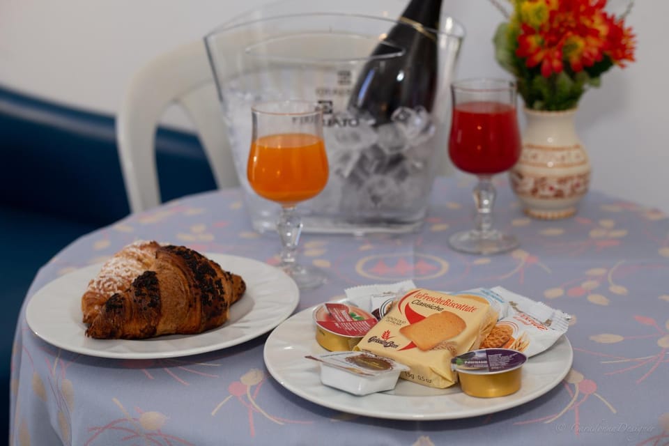 Food and drinks, Food, Breakfast, Continental breakfast, Buffet breakfast, Lunch, Dinner, Drinks, Alcoholic drinks