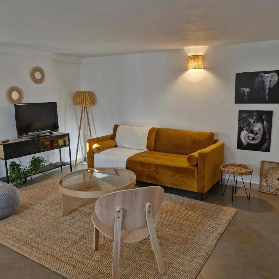 Communal lounge/ TV room, TV and multimedia, Living room, Seating area, Evening entertainment