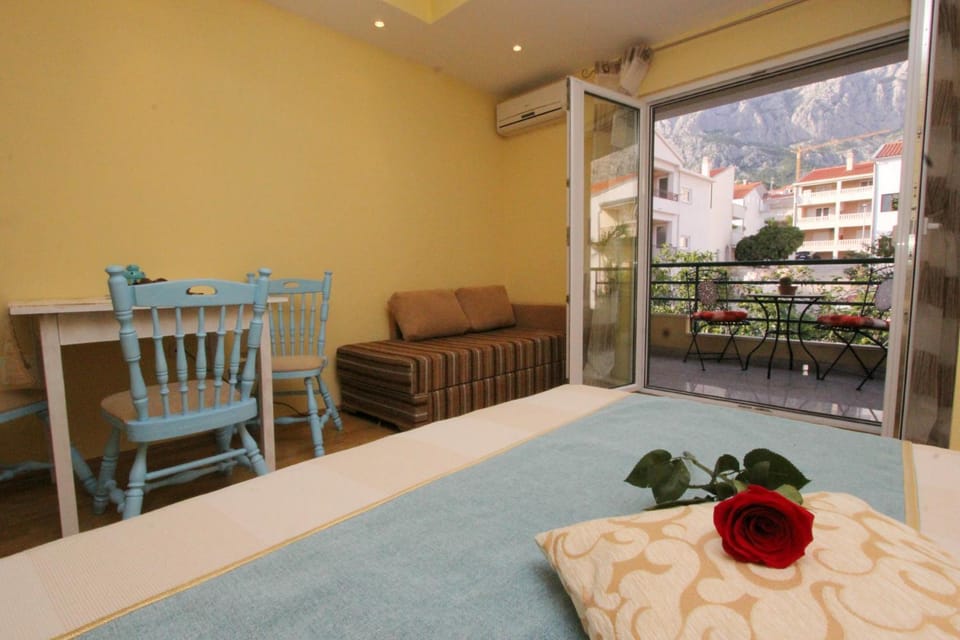Day, Seating area