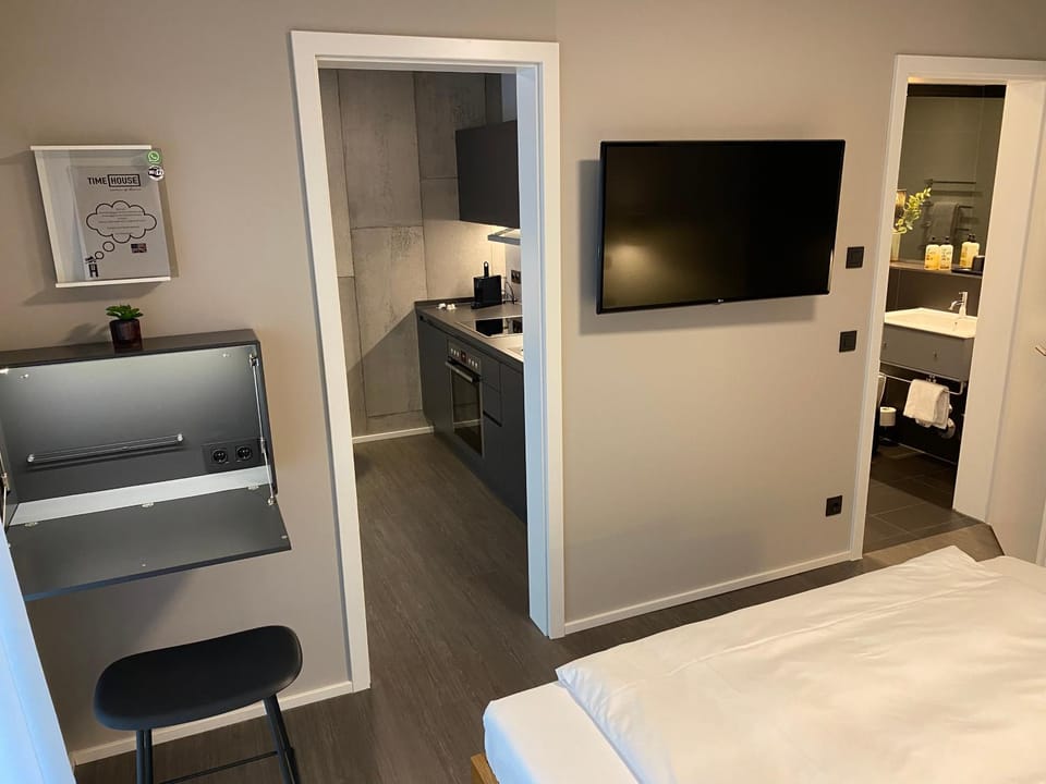 Bed, TV and multimedia, Kitchen or kitchenette, Photo of the whole room, Bedroom