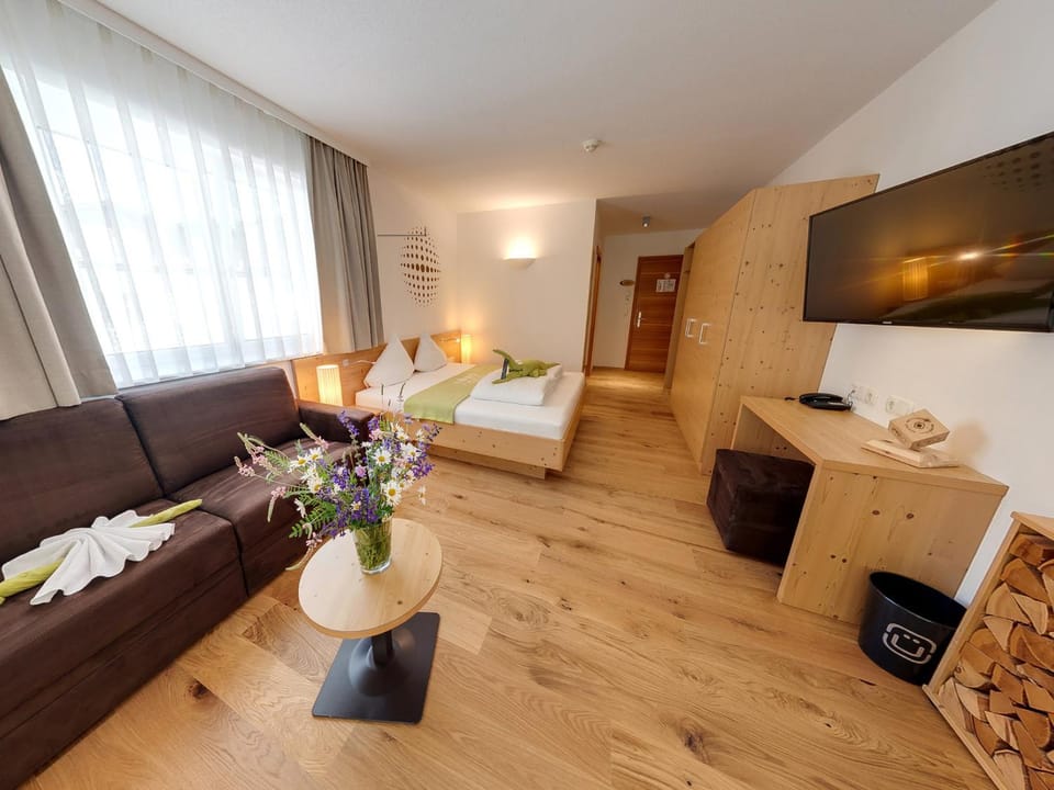 Bed, TV and multimedia, Seating area, wardrobe