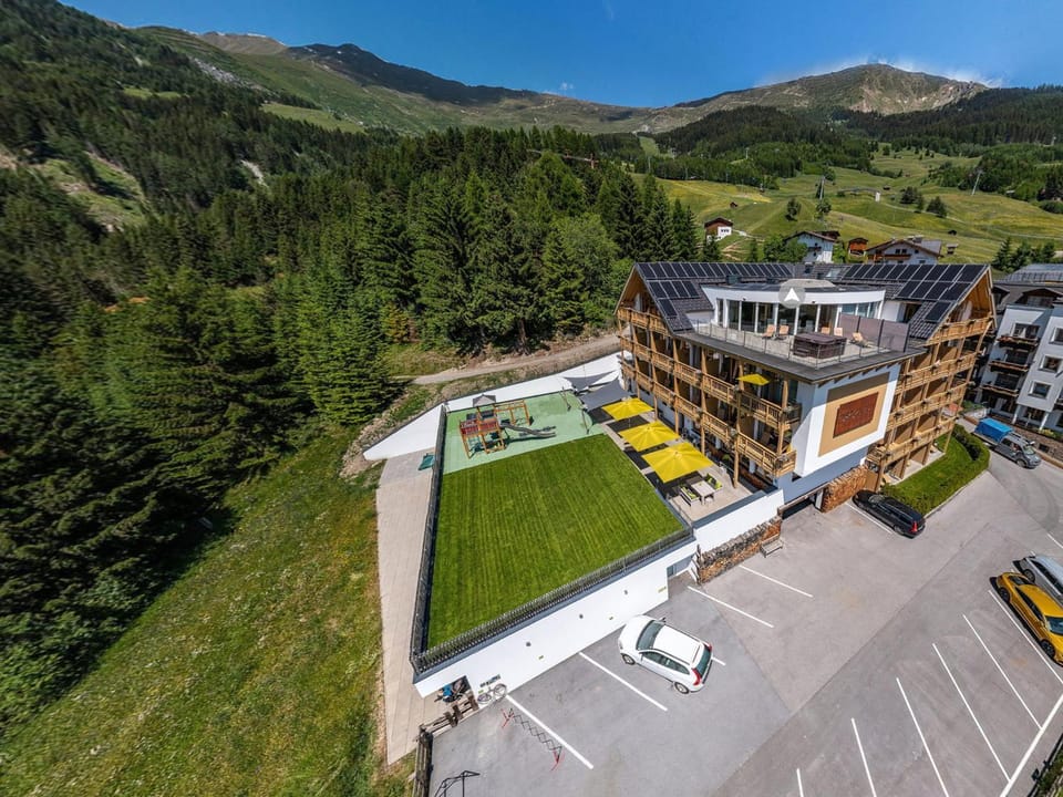 Property building, Day, Summer, Balcony/Terrace, Parking