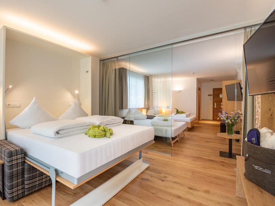 Bed, TV and multimedia, Photo of the whole room, Bedroom