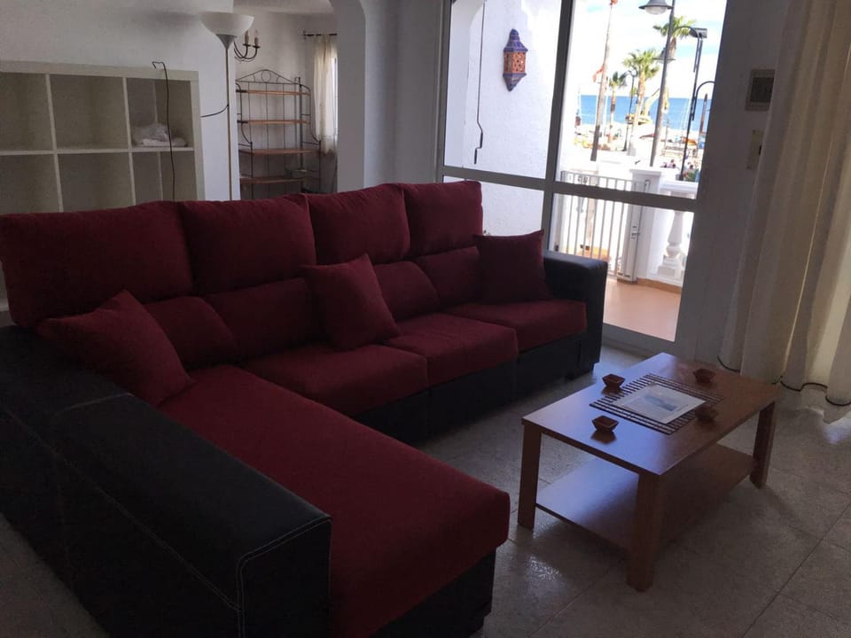 Communal lounge/ TV room, Living room, Lounge or bar, Sea view, Area and facilities