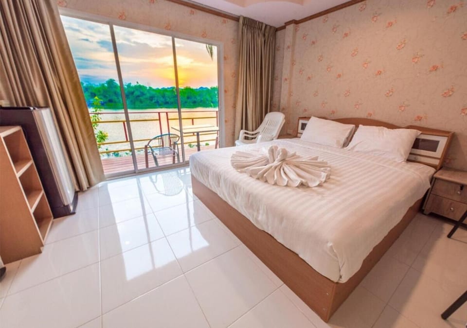 Photo of the whole room, River view