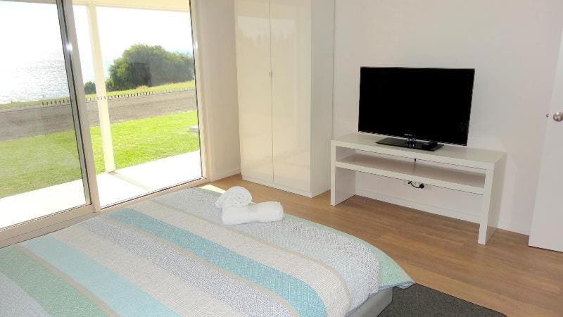 Bed, Sea view