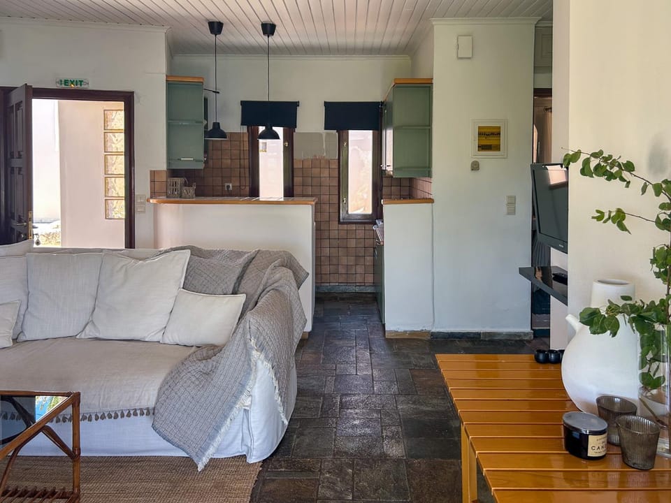 Kitchen or kitchenette, Living room