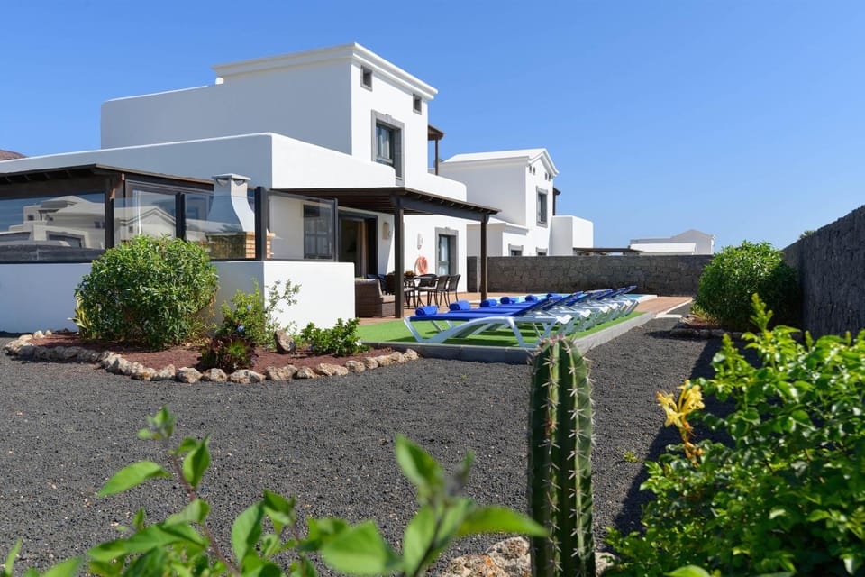 Property building, Day, Garden, Garden view