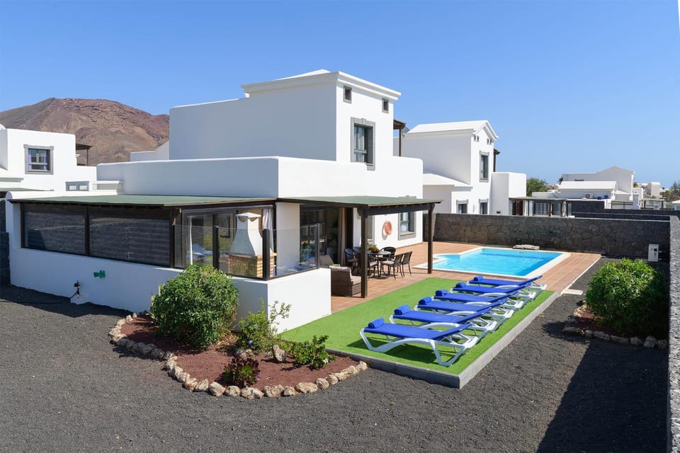 Property building, Day, Mountain view, Pool view, Swimming pool, sunbed