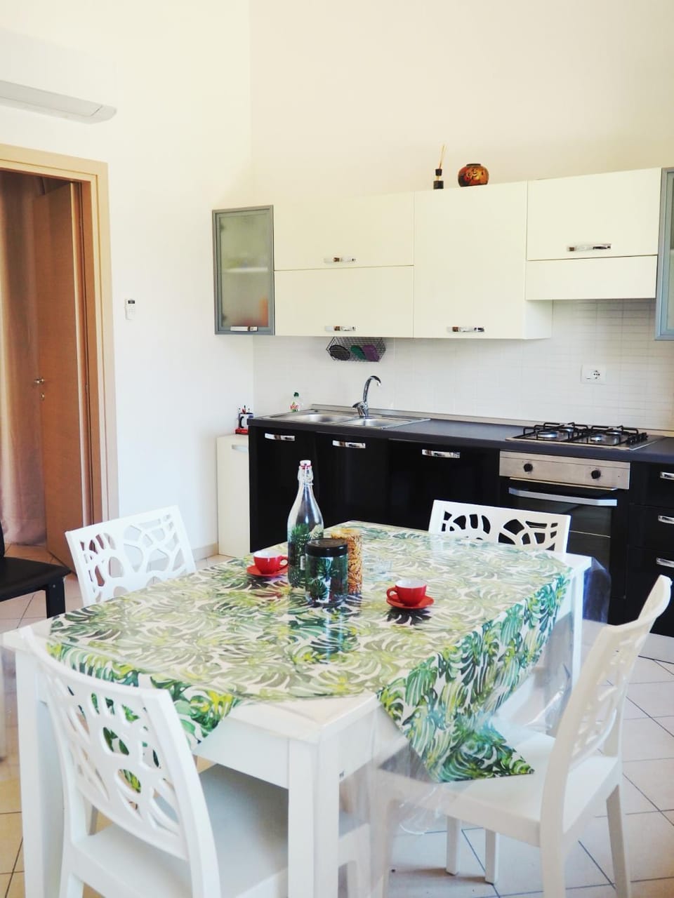 Kitchen or kitchenette, Dining area, Drinks