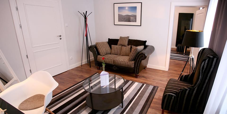 Bed, Living room, Photo of the whole room, Seating area, On site