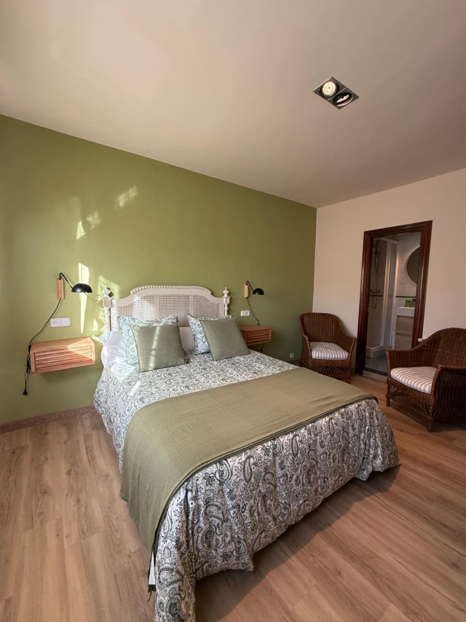 Bed, Photo of the whole room, Bedroom