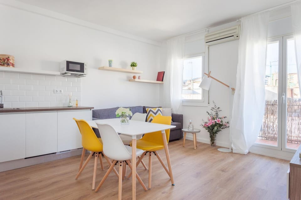 Kitchen or kitchenette, Living room, Seating area, Dining area, minibar, air conditioner