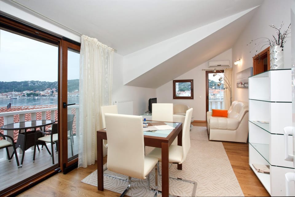 Day, Dining area