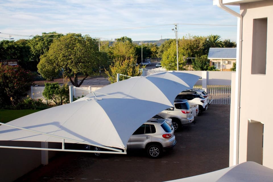Property building, Day, Neighbourhood, Parking