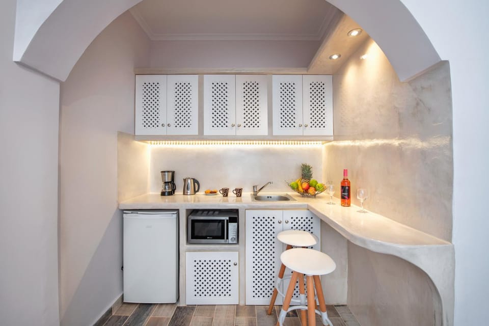 Kitchen or kitchenette, minibar