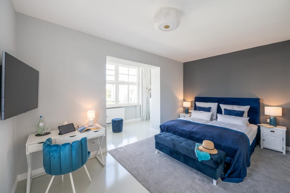 Photo of the whole room, Bedroom