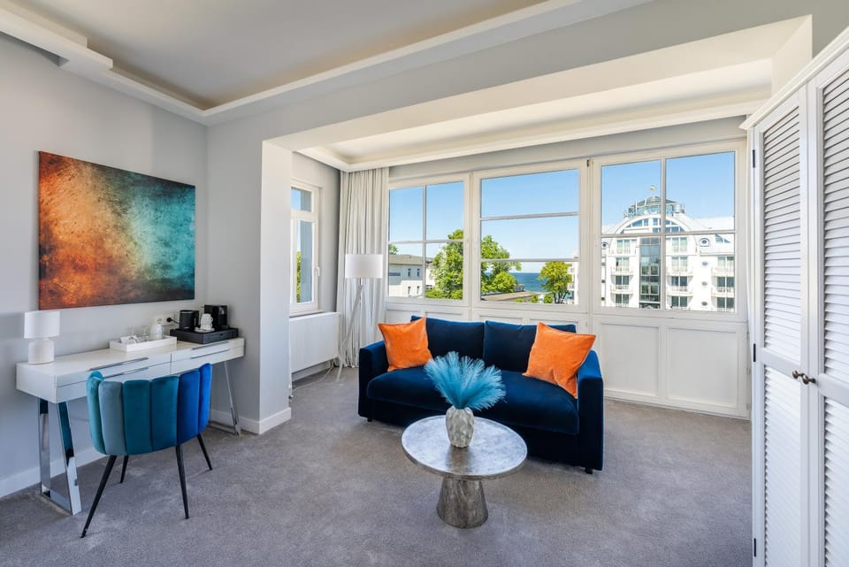 Living room, Photo of the whole room, Seating area, Lake view, Sea view