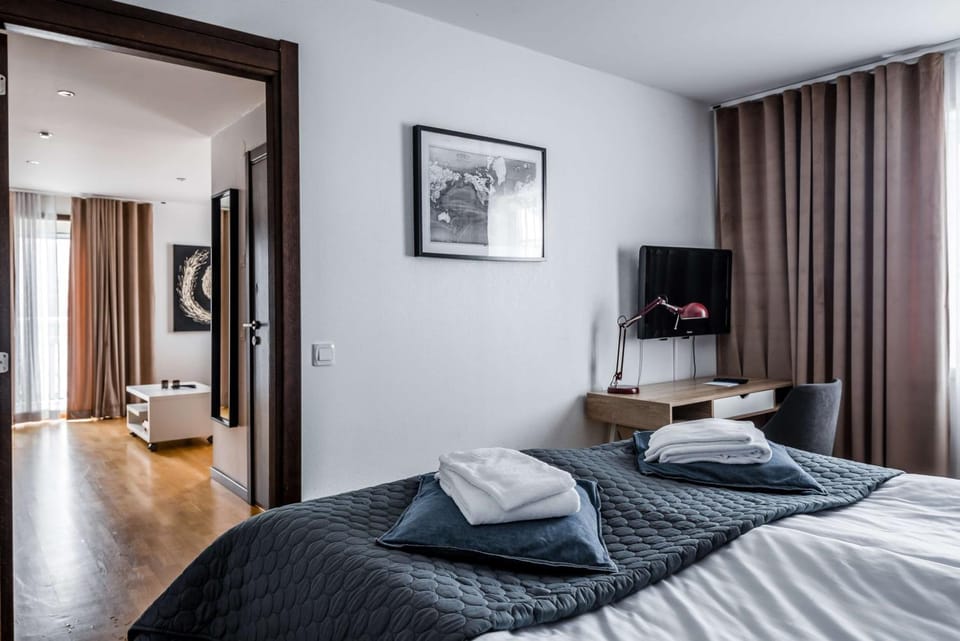 Bed, TV and multimedia, Living room, Photo of the whole room, Seating area, Bedroom, towels