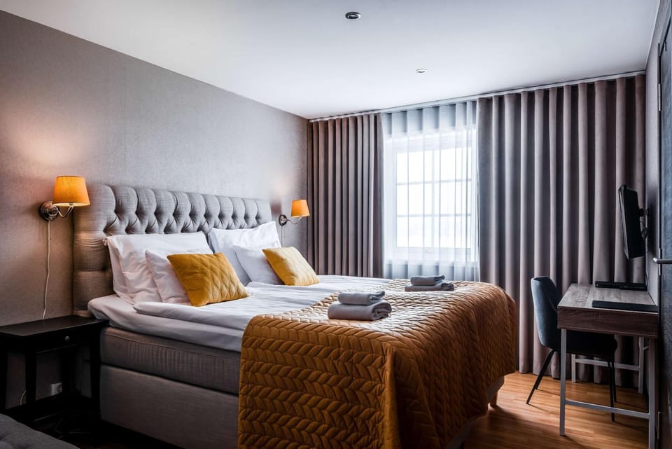 Bed, TV and multimedia, Photo of the whole room, Seating area, Bedroom