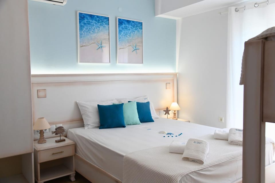 Bed, Photo of the whole room, Bedroom, towels, air conditioner