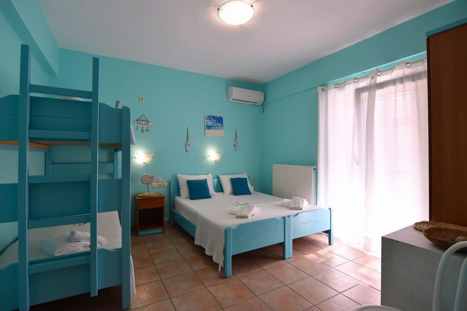 Bed, Photo of the whole room, Bedroom, bunk bed, towels