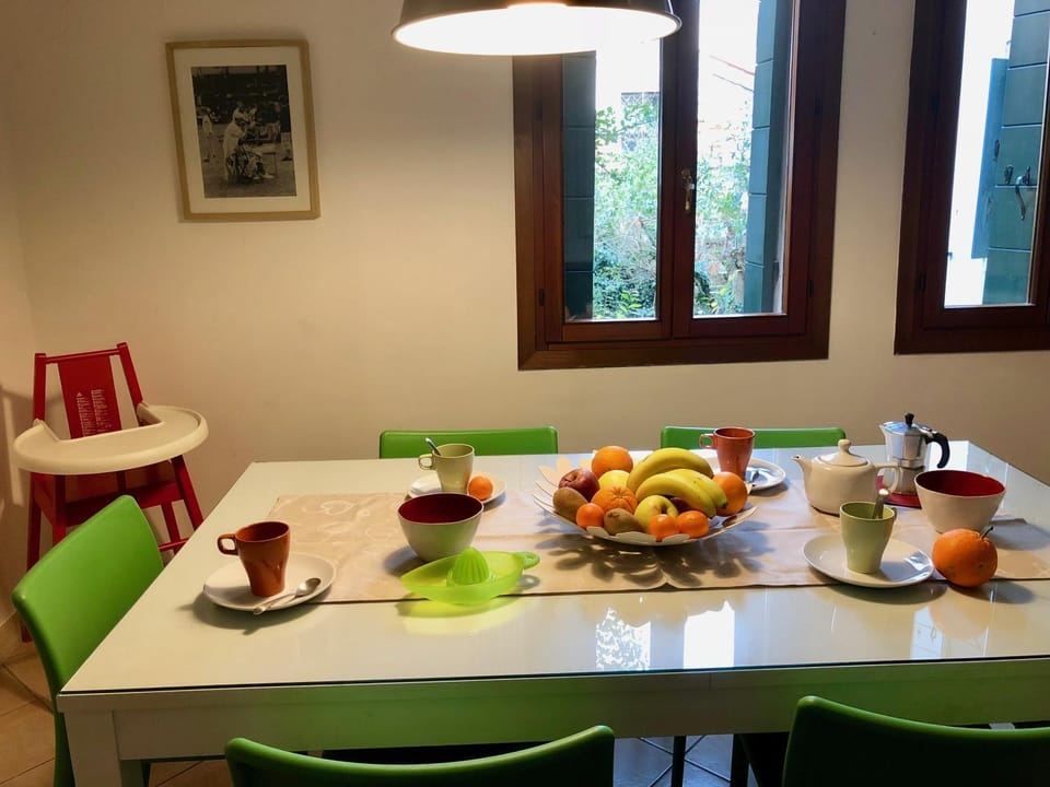 Kitchen or kitchenette, Food and drinks
