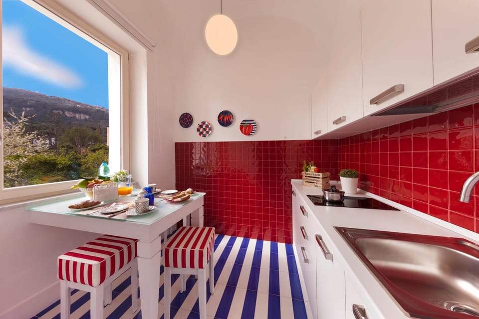 Kitchen or kitchenette, minibar
