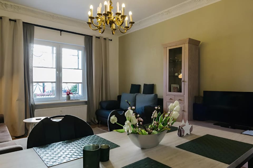 Communal lounge/ TV room, TV and multimedia, Living room, Seating area, Evening entertainment