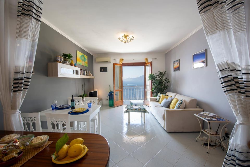 Kitchen or kitchenette, Living room, Seating area, Dining area, Food