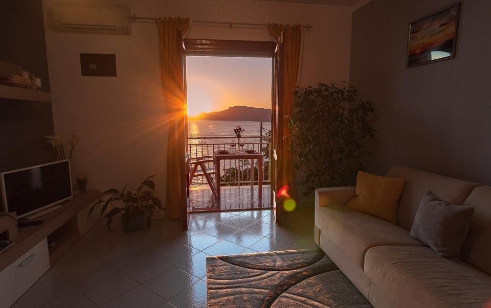 Communal lounge/ TV room, Natural landscape, TV and multimedia, View (from property/room), Balcony/Terrace, Living room, Seating area, Mountain view, Sunrise, Sunset