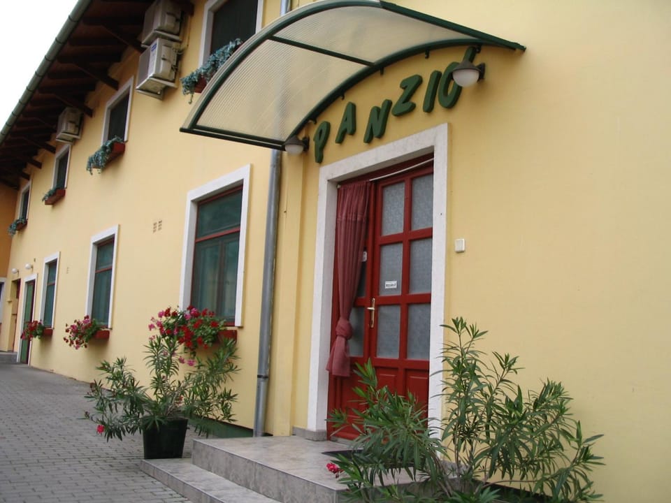 Facade/entrance