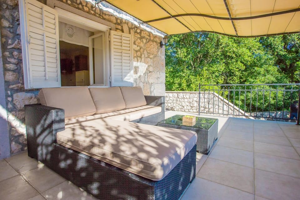 View (from property/room), Living room, Garden view