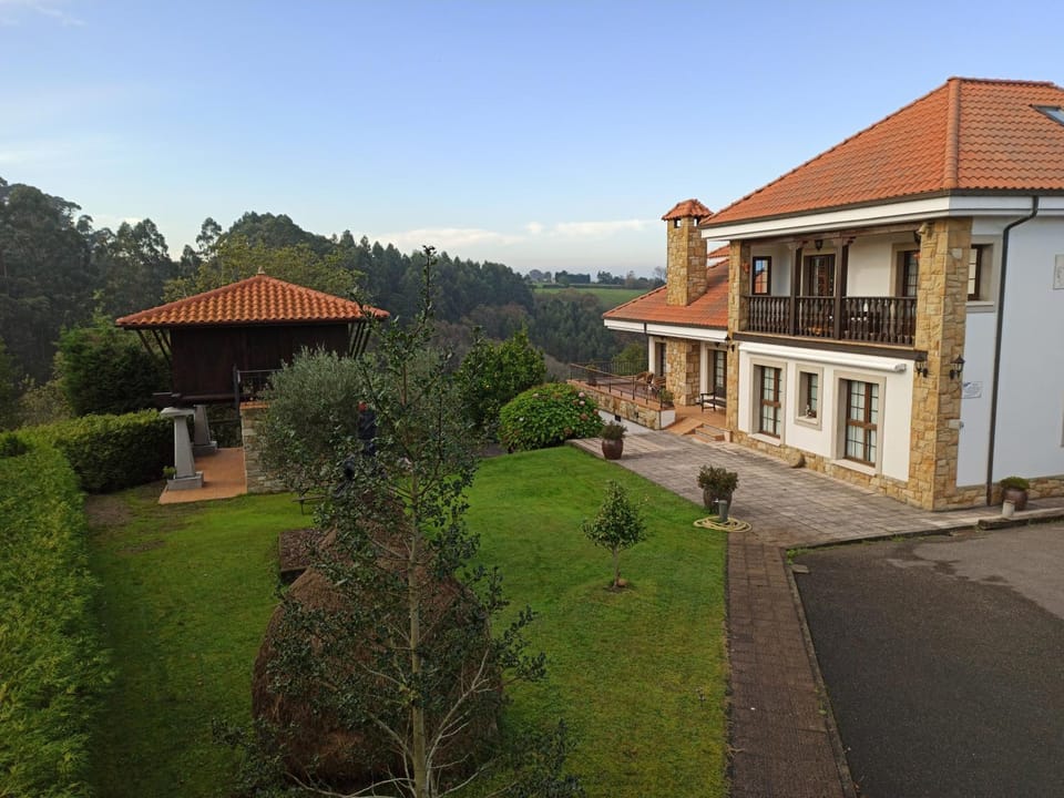 Property building, Facade/entrance, Off site, Garden, Garden view