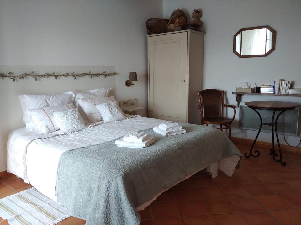 Photo of the whole room, Bedroom