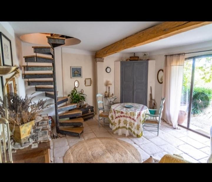 Seating area, Dining area