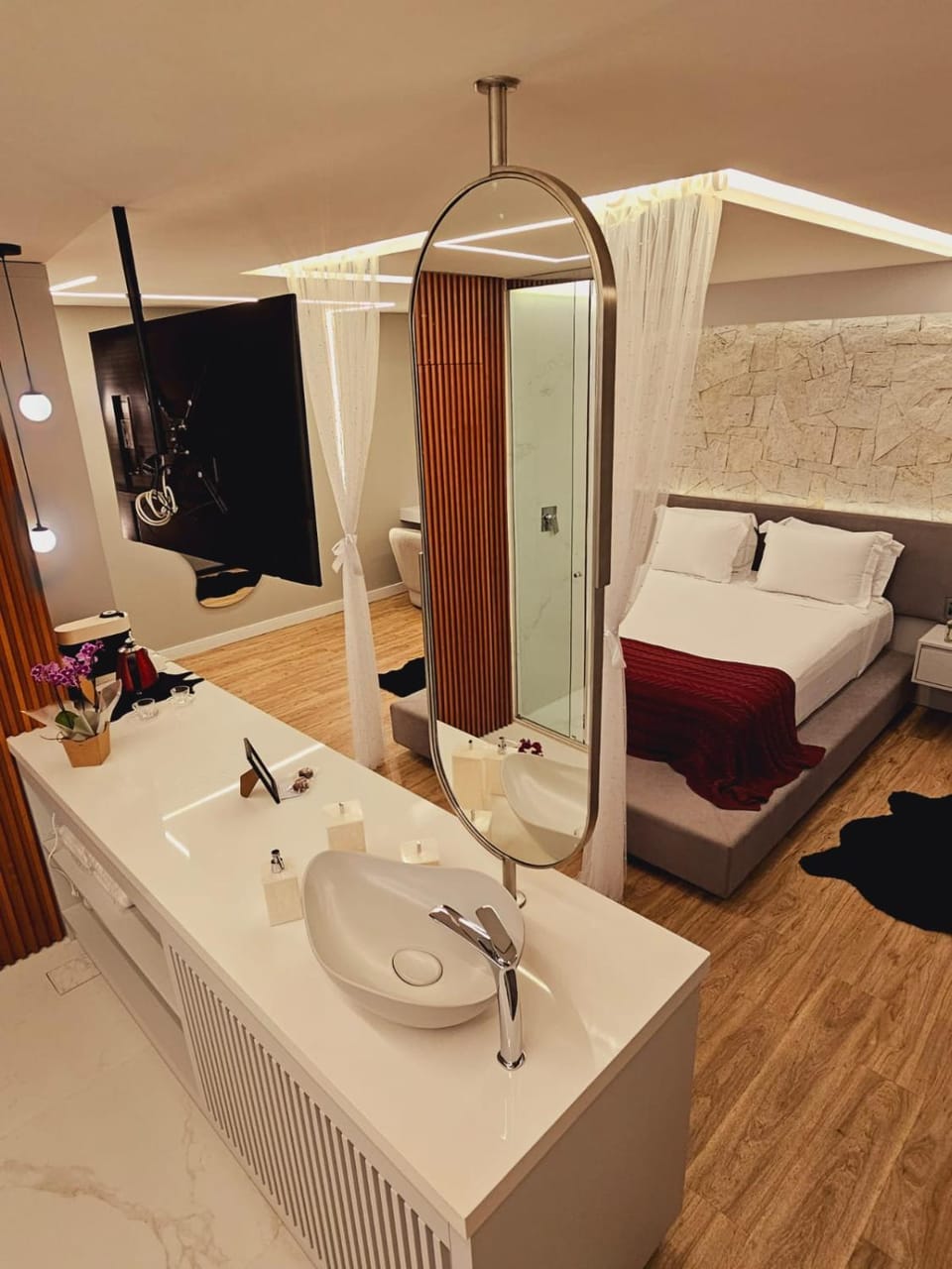 Bed, TV and multimedia, Bedroom