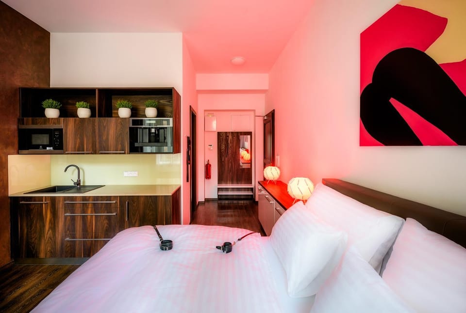 Bed, Living room, Food and drinks, Dining area, Bedroom, Drinks, Alcoholic drinks, Non alcoholic drinks