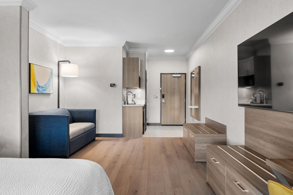 Bed, TV and multimedia, Living room, Seating area, Bedroom