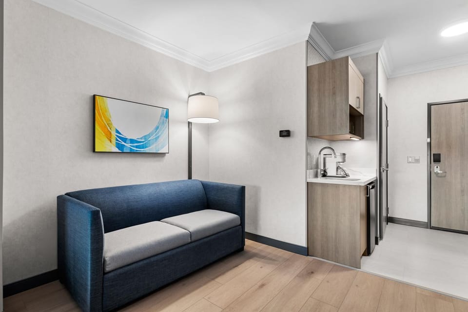 Bed, TV and multimedia, Coffee/tea facilities, Living room, Decorative detail, Seating area, Bedroom, minibar