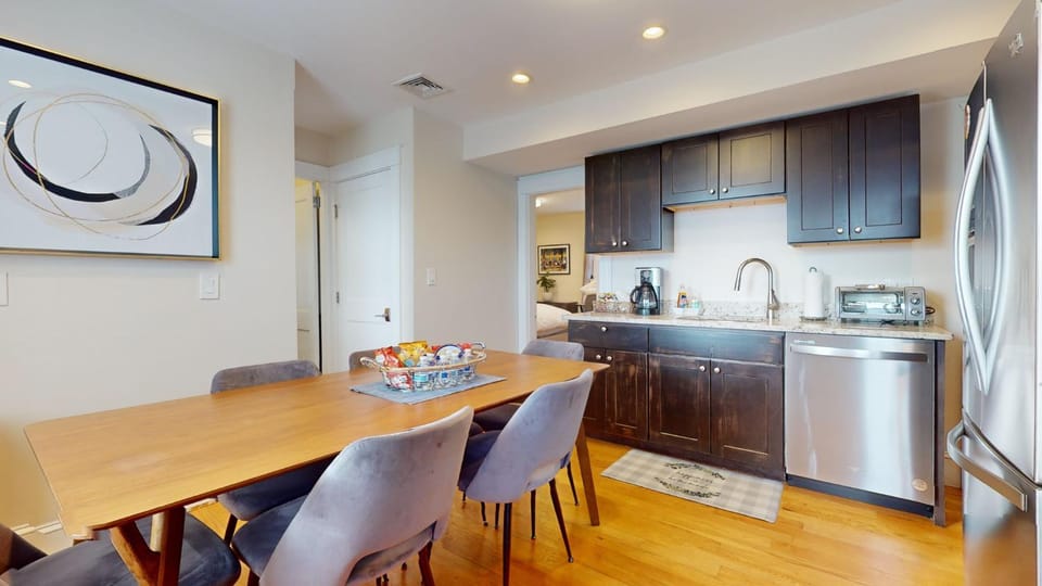 Spacious 5BR w AC, Near Harvard & Davis Sq Apartment in Somerville
