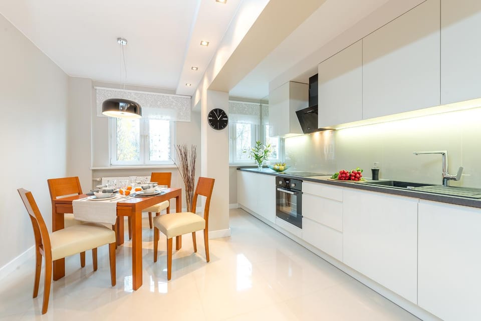 Kitchen or kitchenette, Dining area