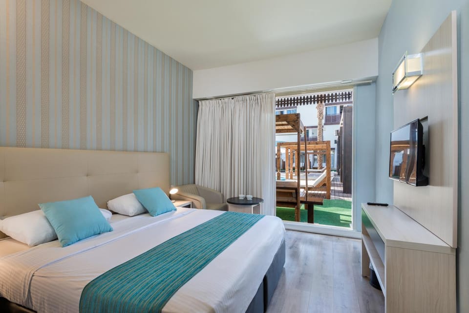 Communal lounge/ TV room, Bed, TV and multimedia, Photo of the whole room, Evening entertainment, Bedroom, hair dresser